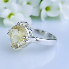 Imagem do Anel de prata 925 com pedra natural citrino (A2891)