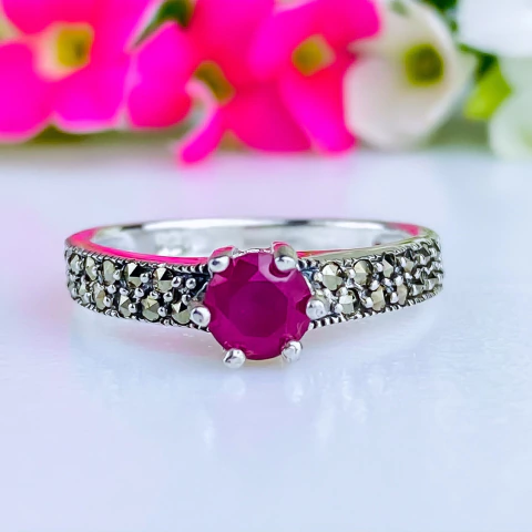 Anel de prata 925 com pedra natural ágata vermelha e marcassita (A2861)