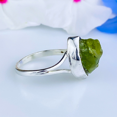 Anel de prata 925 com pedra natural bruta peridoto (A2547) na internet