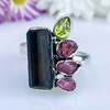 Anel ajustável de prata 925 com pedra bruta natural turmalina negra, turmalina melancia e peridoto lapidado (A2475)