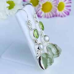 Brincos de prata 925 com pedra bruta natural prasiolita, pérola natural e peridoto lapidado (B2213) na internet