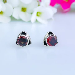Brincos de prata 925 com pedra natural granada (B2394)