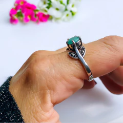 Anel de prata 925 com pedra natural esmeralda e marcassita (A2856) - PRATAdaPEDRA