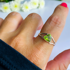 Imagem do Anel de prata 925 com pedra natural peridoto (A2330)