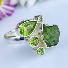 Anel de prata 925 com pedras naturais peridoto bruta e lapidada (A2476) - comprar online