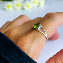 Anel de prata 925 com pedra natural peridoto (A2330)