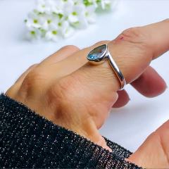 Anel de prata 925 com pedra natural topázio azul (A2915) na internet