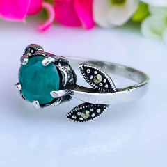 Imagem do Anel de prata 925 com pedra natural esmeralda e marcassita (A2856)