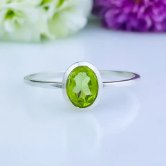 Anel de prata 925 com pedra natural peridoto (A3108)