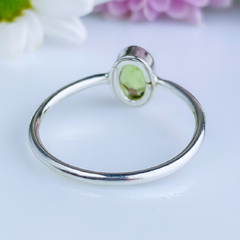Anel de prata 925 com pedra natural peridoto (A2758) - loja online
