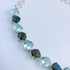 Gargantilha ajustável de prata 925 com pedras naturais topázio azul e labradorita (G138) - PRATAdaPEDRA