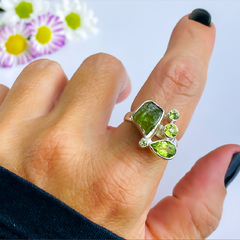 Anel de prata 925 com pedras naturais peridoto bruta e lapidada (A2476) - comprar online