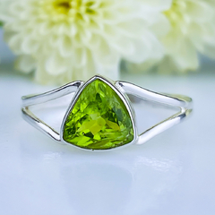 Anel de prata 925 com pedra natural peridoto (A2330)