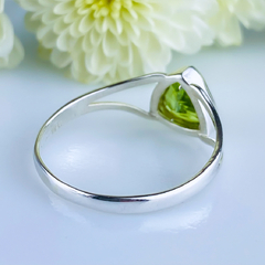 Anel de prata 925 com pedra natural peridoto (A2330) - PRATAdaPEDRA