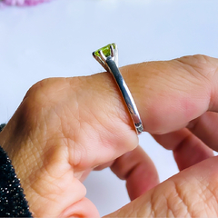 Anel de prata 925 com pedra natural peridoto (A2360) na internet