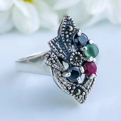 Anel de prata 925 com pedras naturais rubi, esmeralda, ônix e marcassitas (A2486) - comprar online