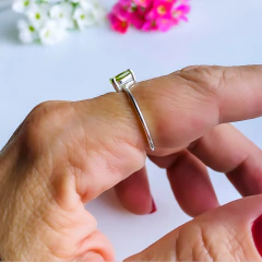 Anel de prata 925 com pedra natural peridoto (A2865) na internet