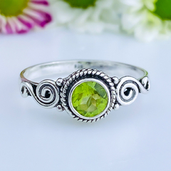 Anel de prata 925 com pedra natural peridoto (A2459)