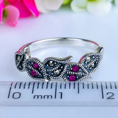 Imagem do Anel de prata 925 com zircônias vermelhas e marcassitas (A2853)