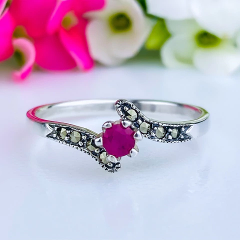 Anel de prata 925 com pedra natural ágata vermelha e marcassita (A2858)