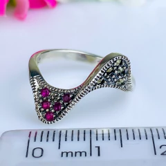 Anel de prata 925 com zircônias vermelhas e marcassitas (A2852) - loja online