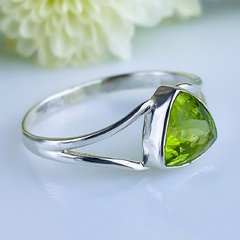 Anel de prata 925 com pedra natural peridoto (A2330) - comprar online