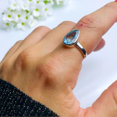 Anel de prata 925 com pedra natural topázio azul (A2918) na internet