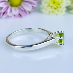 Anel de prata 925 com pedra natural peridoto (A2360) - PRATAdaPEDRA