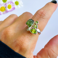 Anel de prata 925 com pedras naturais peridoto bruta e lapidada (A2476) na internet