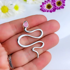 Pingente de prata 925 cobra com pedra natural quartzo rosa (P902) na internet