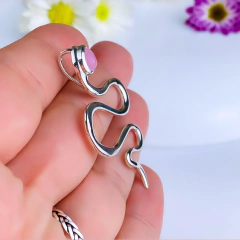 Pingente de prata 925 cobra com pedra natural quartzo rosa (P902) - PRATAdaPEDRA