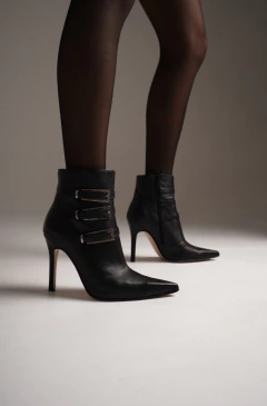 KIKI CUERO - Piecitos de angel