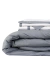 Kit de fronhas e roupa de cama branco com detalhes em cinza, dobrado e empilhado sobre edredom cinza