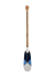 Remo decorativo azul claro e escuro com ponta branca, feito de madeira, medindo 130cm.