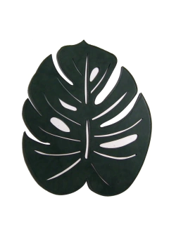 Lugar americano em formato de folha, na cor verde musgo, com recortes decorativos.