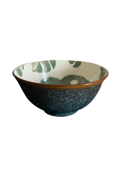 Bowls Médio de Cerâmica com design de Costela de Adão, apresentando uma mistura de azul e verde.