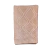 Manta tricot rosé com padrão de malha em formato de diamante, ideal para decoração de quarto.
