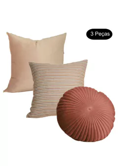Conjunto de 3 almofadas clássicas em tons de rosé, incluindo uma almofada lisa, uma com padrão listrado e uma almofada redonda com textura.