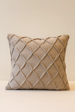 Almofada quadrada em tricot com padrão relevo geométrico na cor sisal