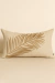 Almofada retangular em tom palha com bordado de folha longa na cor bege