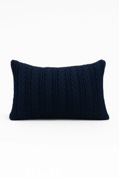 Almofada retangular azul marinho com capa em tricot texturizado com padrão de tranças