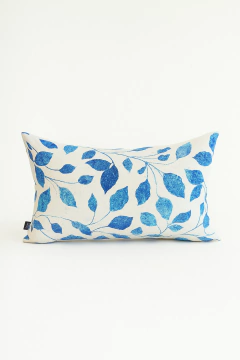 Almofada retangular com estampa de folhas em tons de azul sobre fundo branco