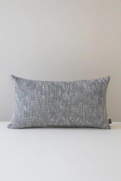 Almofada retangular em linho com textura azul marinho e offwhite