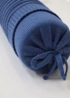 Rolo de berço pequeno em tricot azul marinho com acabamento em tecido trançado