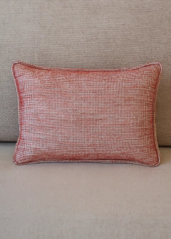 Almofada retangular em chenille vermelho com detalhe em vivo, medindo 35 x 60 cm, sobre sofá bege
