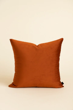 Almofada quadrada em veludo na cor cobre sobre fundo claro