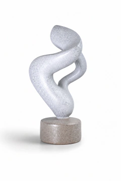 Escultura cinza abstrata em resina com formato ondulado sobre base redonda