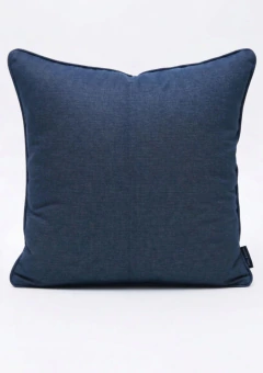 Almofada quadrada azul marinho de algodão premium com acabamento elegante