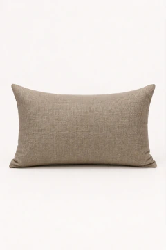 Almofada retangular em linho offwhite com textura fina e detalhes dourados sutis