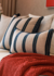 Almofadas decorativas em alto relevo cor azul marinho e cru